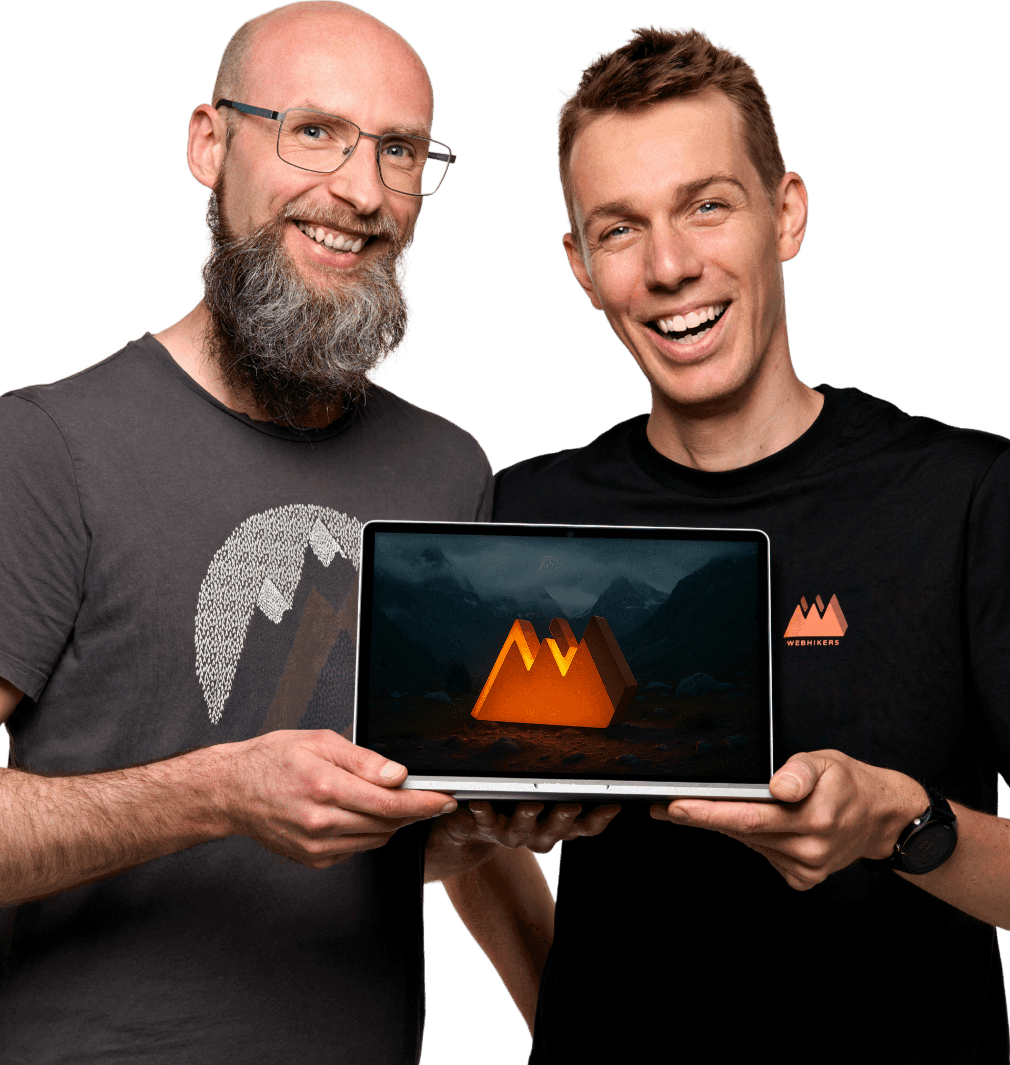 Zwei lachende Männer der Webhikers präsentieren einen Laptop mit dem Webhikers-Logo